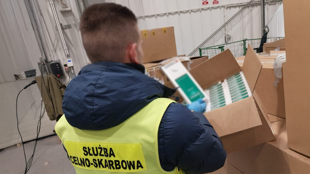 Varsova da dubai kargolarinda 3 84 milyon kacak sigara ele gecirildi 49747