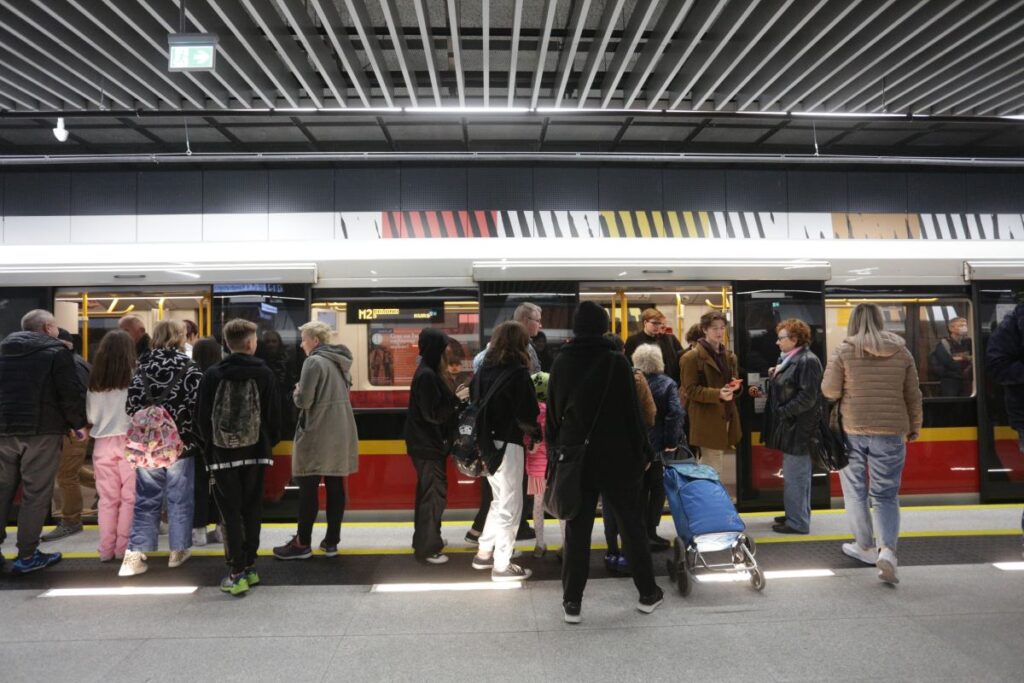 varsova da facianin esiginde sarhos erkek metro raylarina dustu 48572