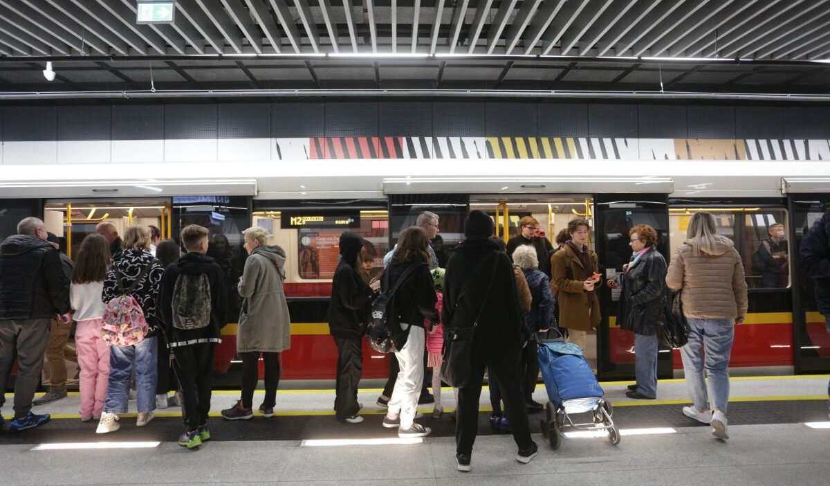 Varsova da facianin esiginde sarhos erkek metro raylarina dustu 48572