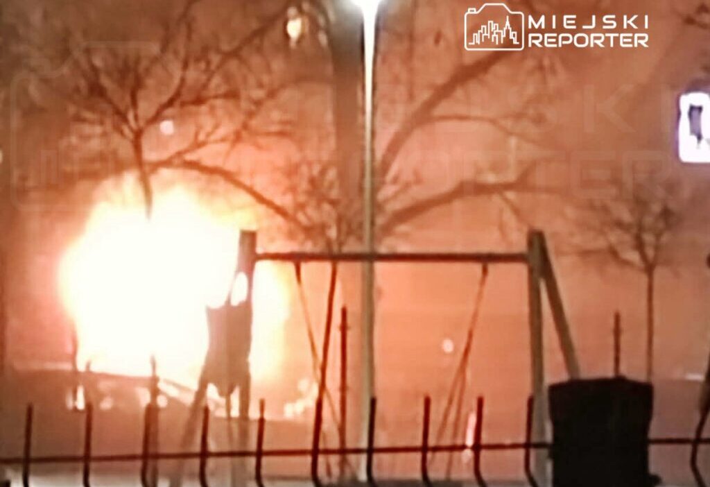 Varsova da parkli otobus yangini komsu peugeot un da hasari oldu yarali yok 43403