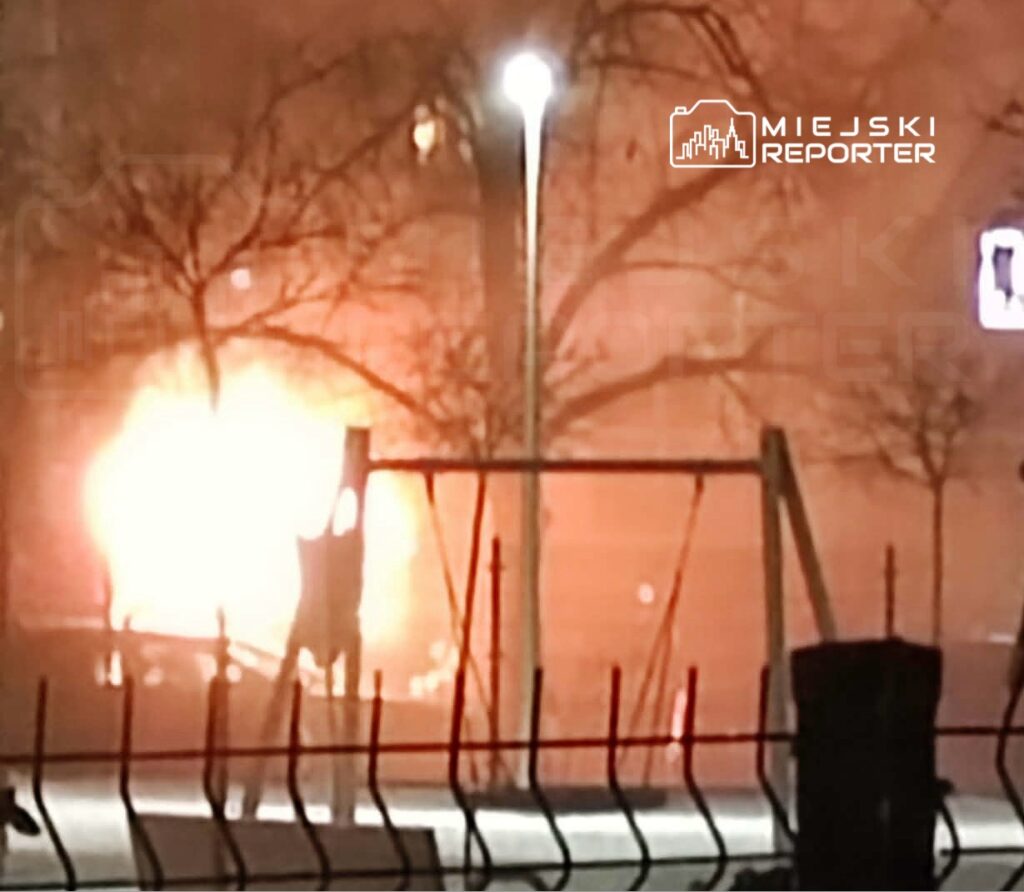 varsova da parkli otobus yangini komsu peugeot un da hasari oldu yarali yok 43403