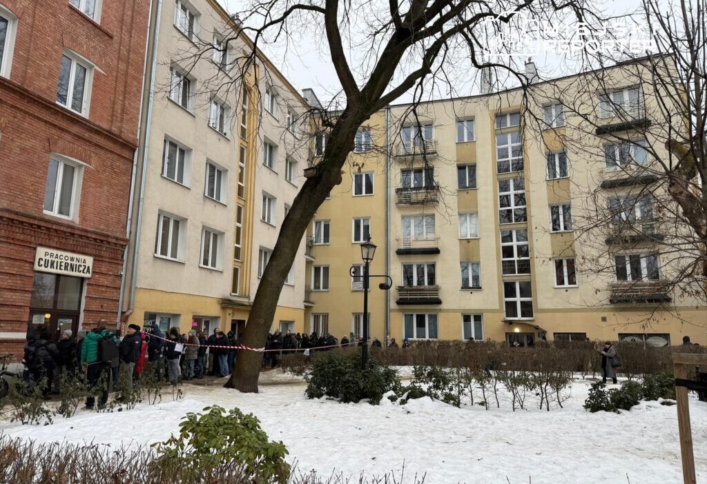 Varsova da sisman persembe geleneksel krema hamurlari icin uzun kuyruklar 45701