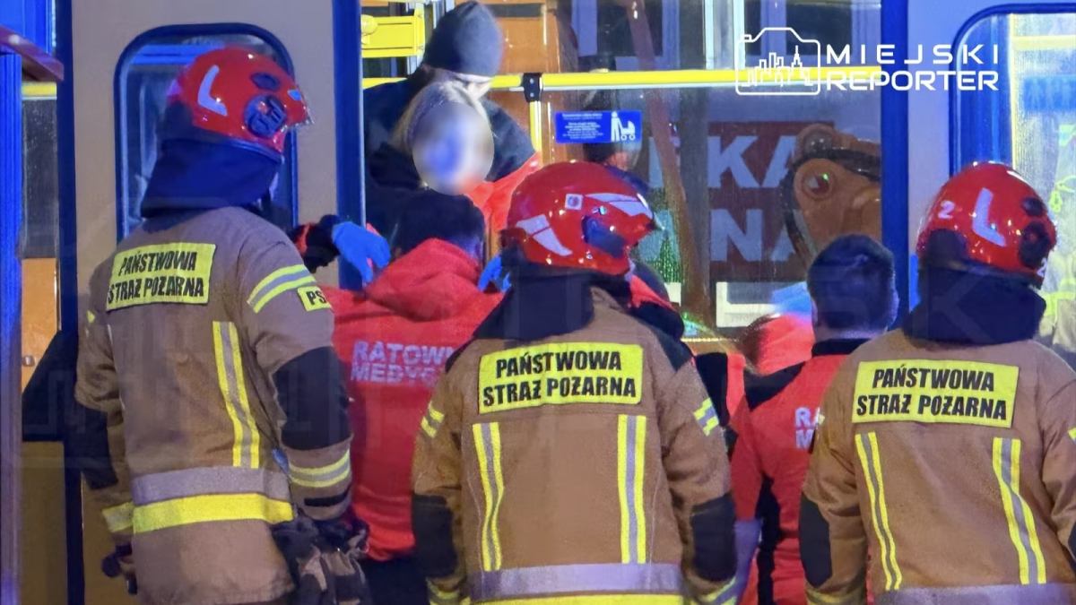 Varsova da tramvay kazasi 28 numarali vagon 26 numarali tramvaya carpti 44933
