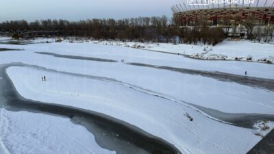 Varsova da vistula da buz uzerinde yuruyenler servisler lodun ongorulebilir olmadigini vurguluyor 41152