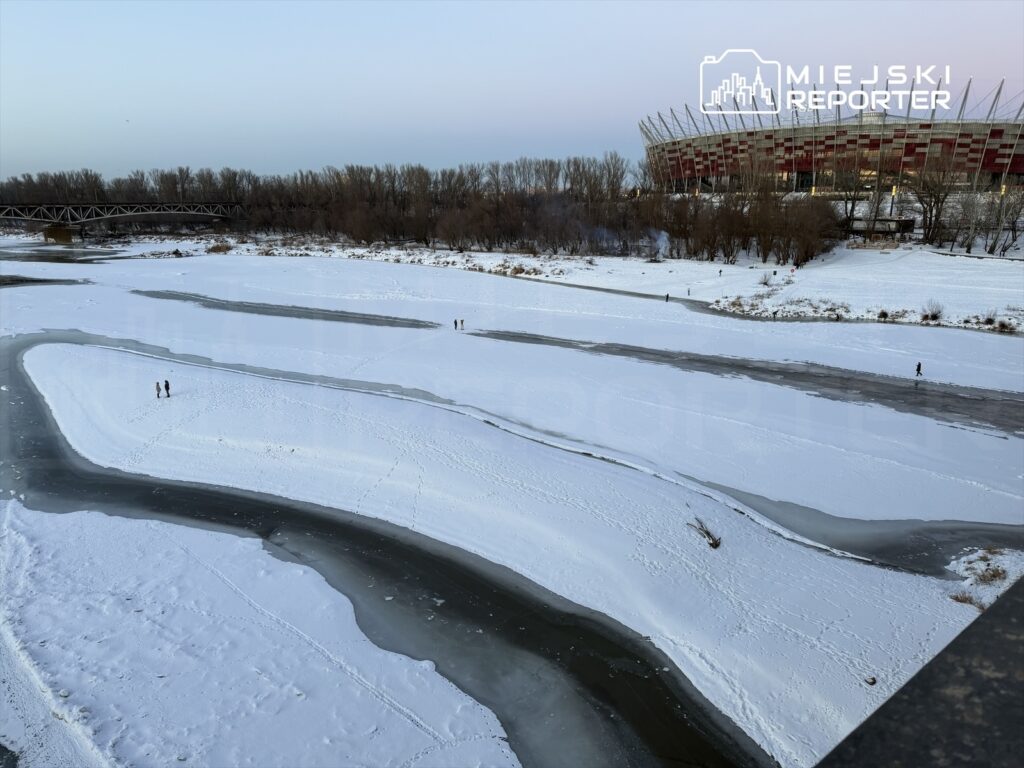 varsova da vistula da buz uzerinde yuruyenler servisler lodun ongorulebilir olmadigini vurguluyor 41152