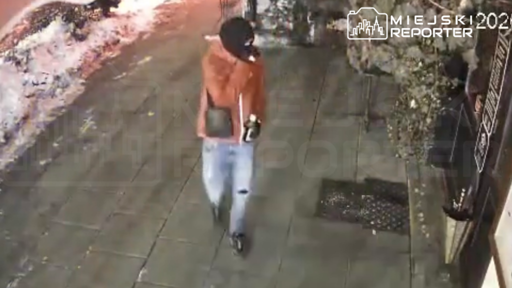 Varsova daki berbere zugurlukle yapilan soygun kasa bosaltildi camlar paramparca 41992