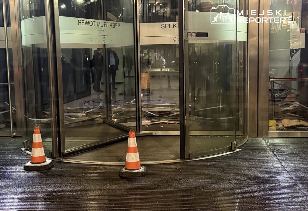 Varsova daki ofis binasi lobi tavani yangin sondurme sistemi arizasi sonucu coktu 42525