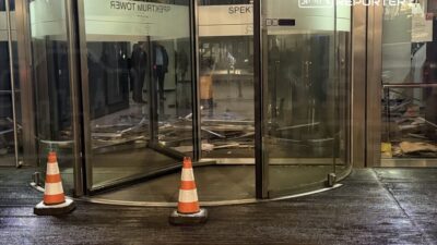 Varsova daki ofis binasi lobi tavani yangin sondurme sistemi arizasi sonucu coktu 42525