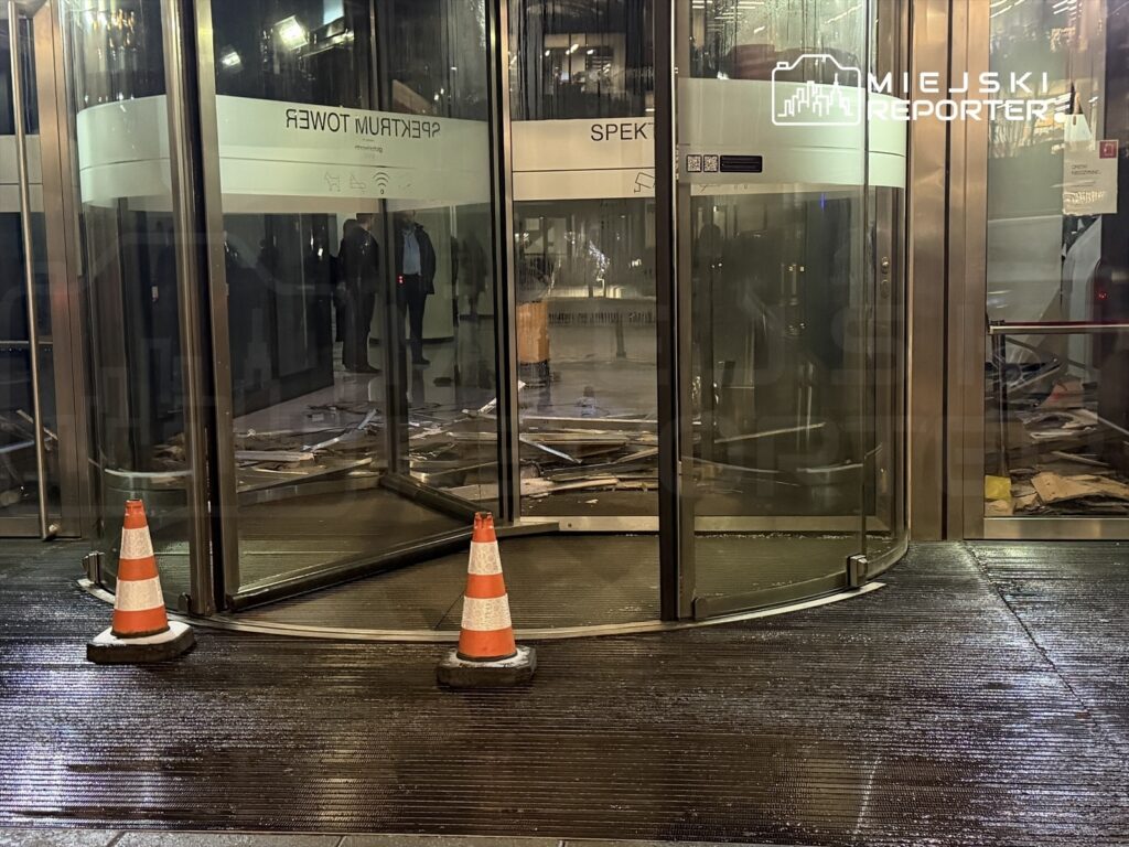 varsova daki ofis binasi lobi tavani yangin sondurme sistemi arizasi sonucu coktu 42525