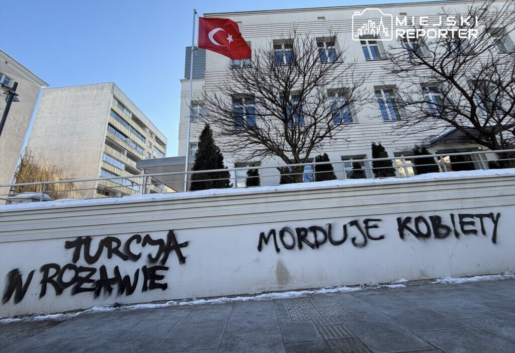 Varsova daki turkiye buyukelciligi ne yonelik vandalizm turkiye rojava da kadinlari olduruyor yazisi bulundu 41158