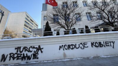 Varsova daki turkiye buyukelciligi ne yonelik vandalizm turkiye rojava da kadinlari olduruyor yazisi bulundu 41158