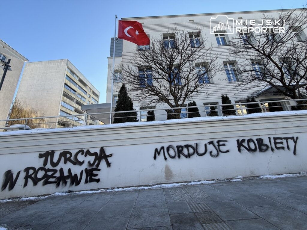 varsova daki turkiye buyukelciligi ne yonelik vandalizm turkiye rojava da kadinlari olduruyor yazisi bulundu 41158