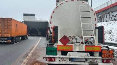 Varsova s2 otoyolu nda tehlikeli madde tasiyan kamyonlarin tunel girisinde yakalanmasi 43746
