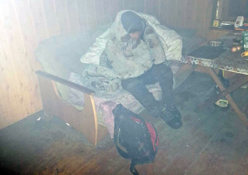 Vii bolge belediye zabitasi donma tehlikesi altindaki evsiz adami son anda kurtardi 42522