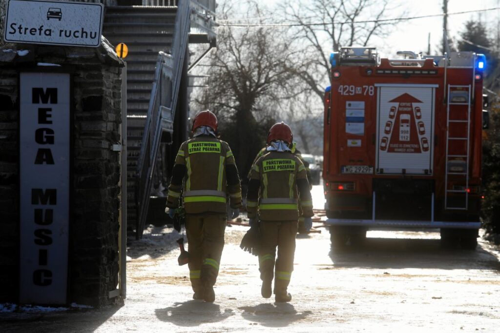 w growiec te kimyasal fabrika yangini yogun duman sehri sariyor i tfaiye calismalari suruyor 50398