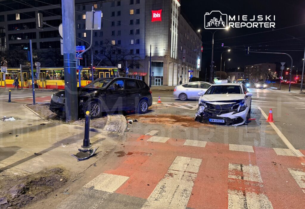 Warszawa da kirmizi isikta gecen taksi bmw ye carparak tramvay diregini devirdi 46786