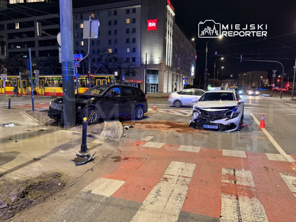 warszawa da kirmizi isikta gecen taksi bmw ye carparak tramvay diregini devirdi 46786