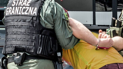 Warszawa modlin de alkollu ve agresif yolcu ozel birim mudahale etti hakaret suclamasiyla karsilasti 48284