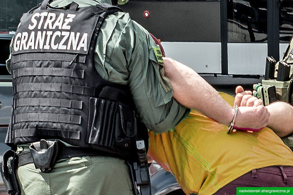 Warszawa modlin de alkollu ve agresif yolcu ozel birim mudahale etti hakaret suclamasiyla karsilasti 48284