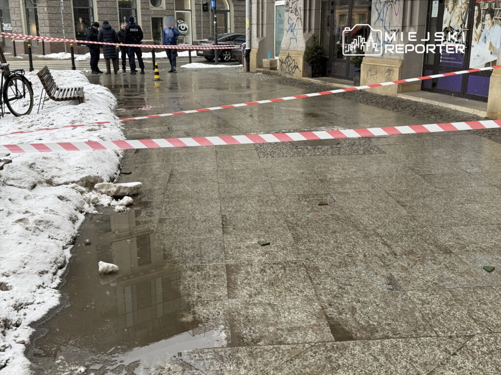 warszova da cati kiremidi dustu belcikali turist kafasina vuruldugu i cin hastaneye kaldirildi 43821