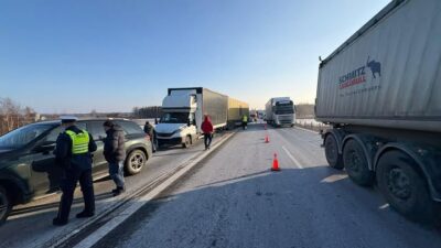 Yrard w da 6 aracin katildigi zincirleme trafik kazasi yol tamamen kapatildi 44221