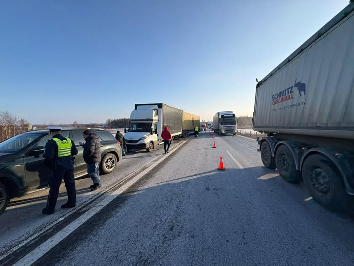 Yrard w da 6 aracin katildigi zincirleme trafik kazasi yol tamamen kapatildi 44221