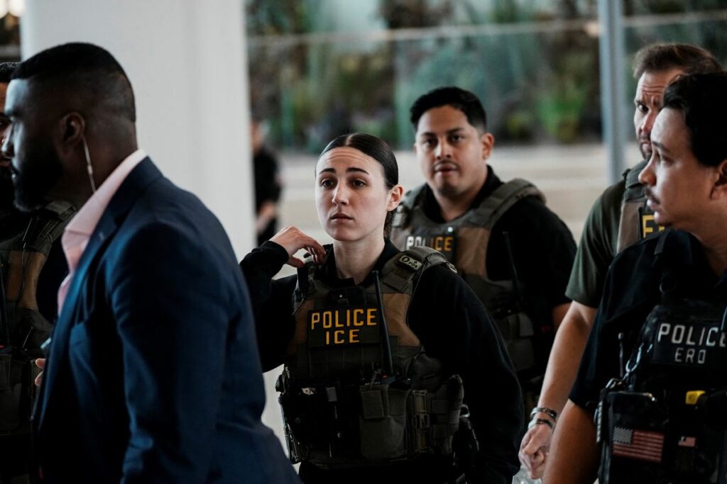 abd havalimanlarinda ice gorevlendirmesi tsa personel krizine mudahale ve siyasi gerilim 54555