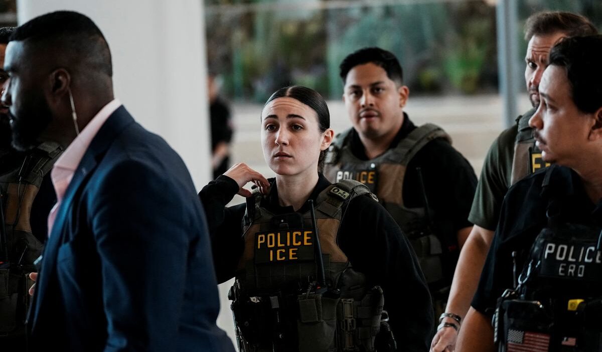 Abd havalimanlarinda ice gorevlendirmesi tsa personel krizine mudahale ve siyasi gerilim 54555