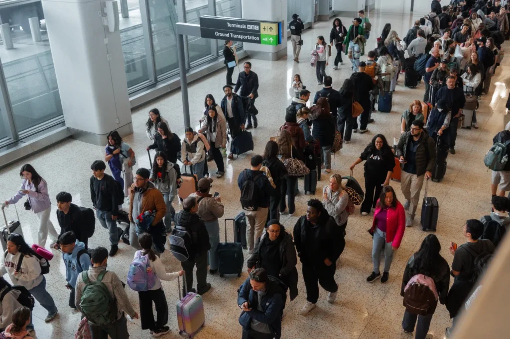 abd havalimanlarinda kaos devam ediyor gecikmeler haftalarca surebilir 56754