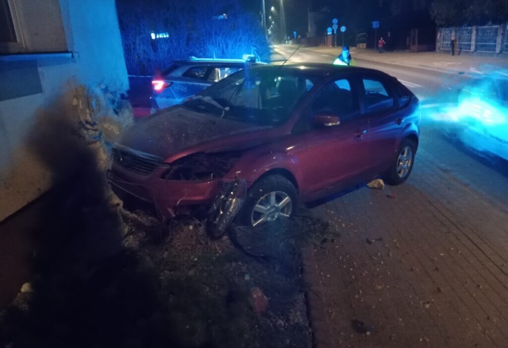 Alkollu surucu sochaczew de bir binaya carpti 3 yila kadar hapis cezasi 54793