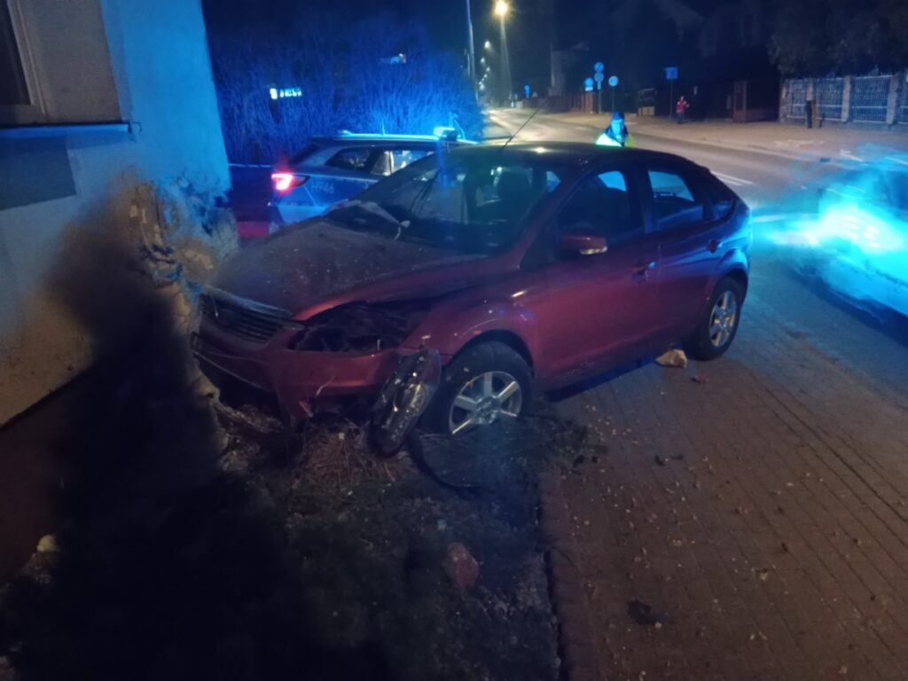 alkollu surucu sochaczew de bir binaya carpti 3 yila kadar hapis cezasi 54793