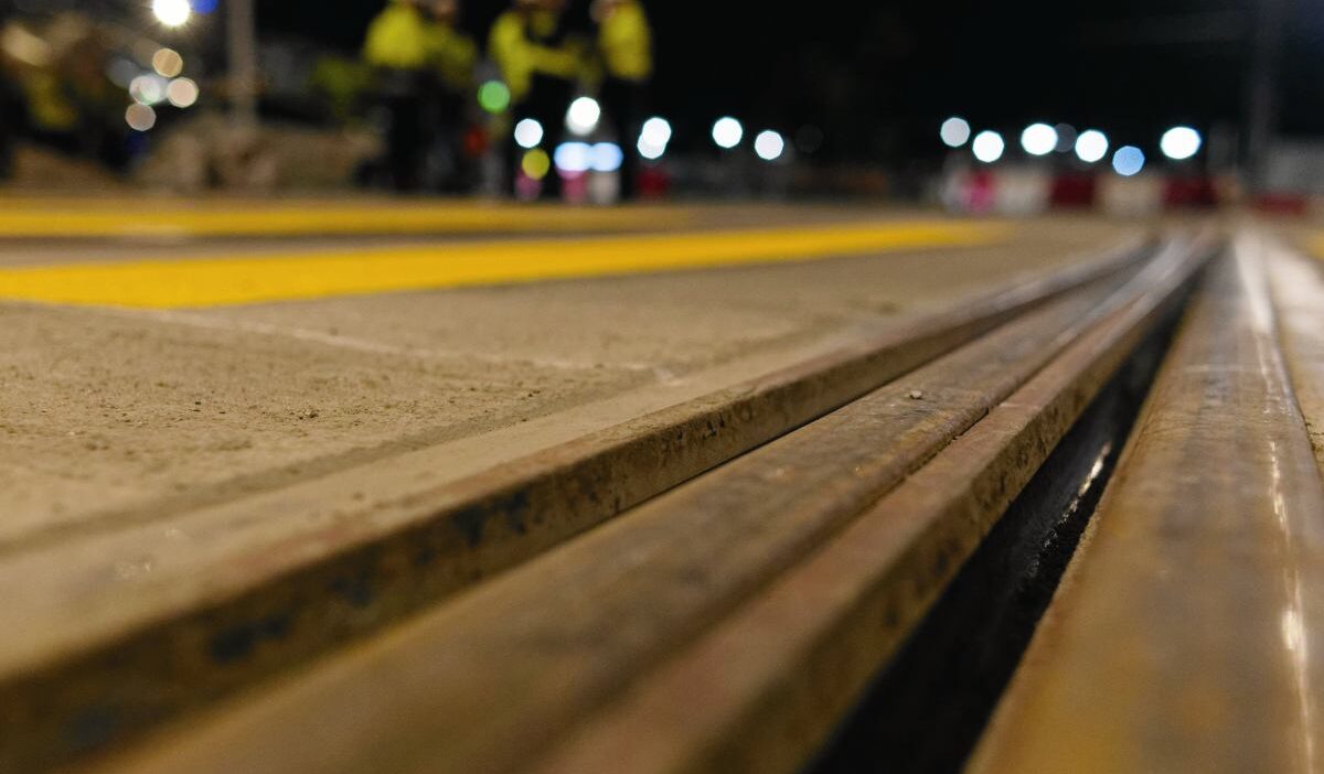 Almanya'da anne, çocuğunu kurtarmak i̇çin raylı araba altında kalarak hayatını kaybetti 1 Almanya da anne cocugunu kurtarmak i cin rayli araba altinda kalarak hayatini kaybetti 51042