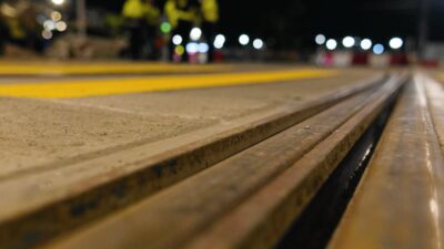 Almanya da anne cocugunu kurtarmak i cin rayli araba altinda kalarak hayatini kaybetti 51042