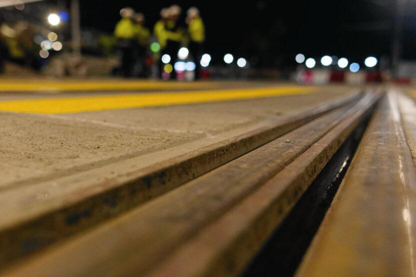 Almanya da anne cocugunu kurtarmak i cin rayli araba altinda kalarak hayatini kaybetti 51042