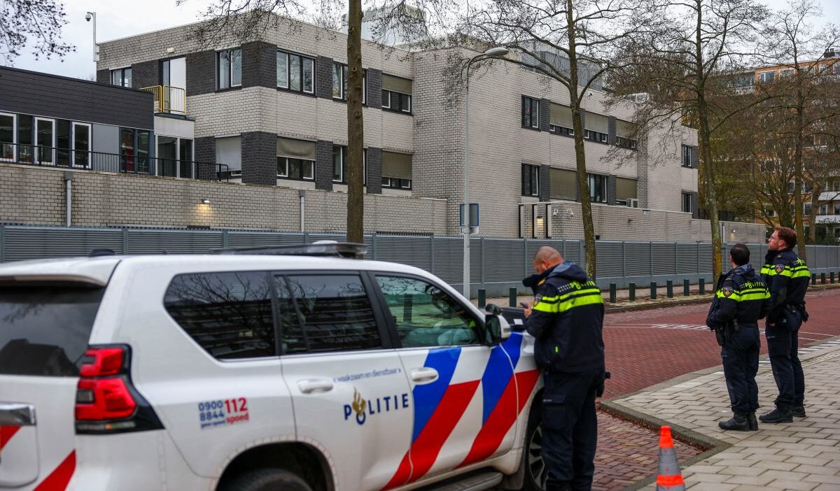 Amsterdam da yahudi okuluna saldiri olay yerinde supheli gozaltina alindi 51468