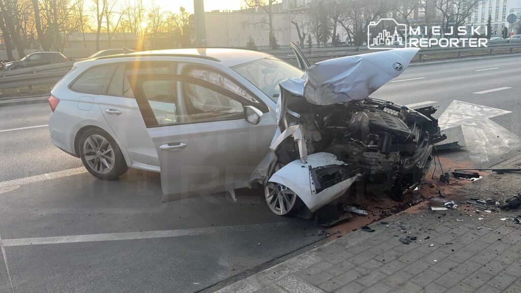 Bia o ce de modli ska caddesi nde surucu bayginligi gecirerek viyaduge carpti 51030