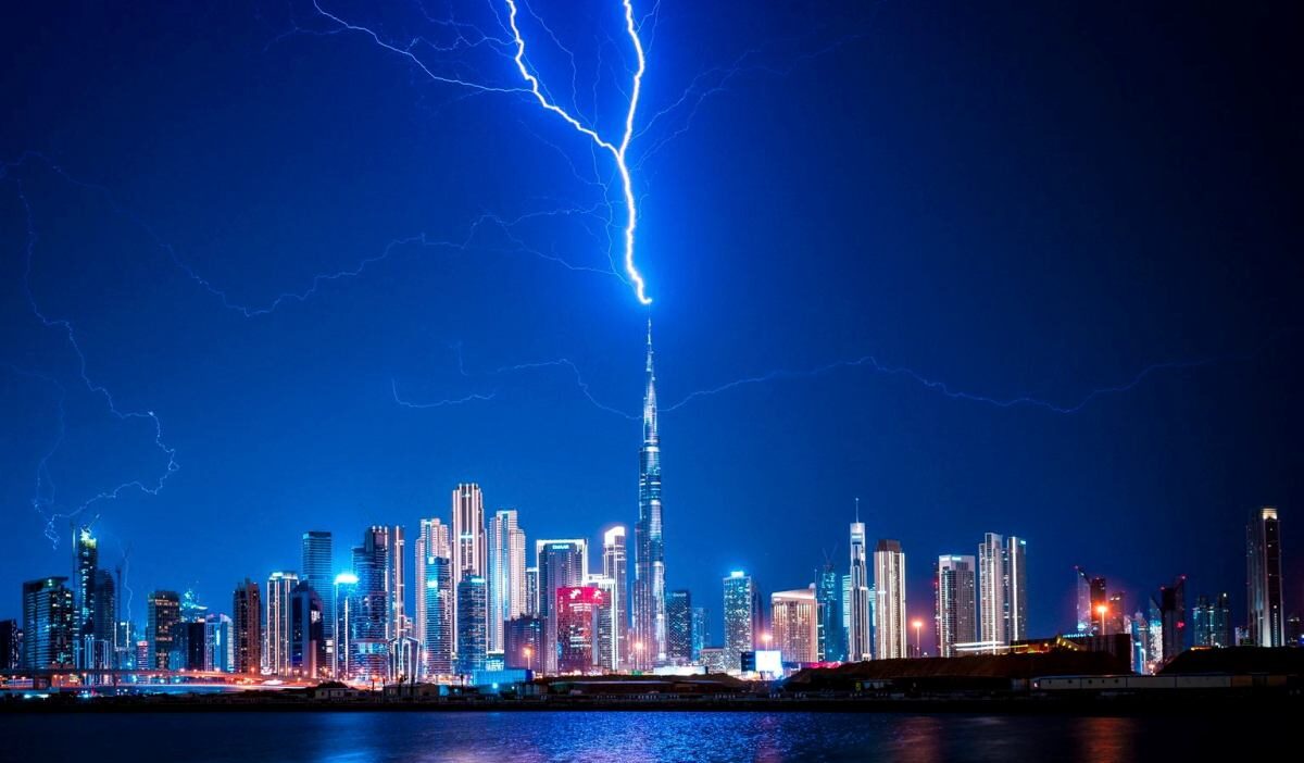 Burd halife ye yildirim carpti herhangi bir yaralanma veya hasar bildirilmedi 56096