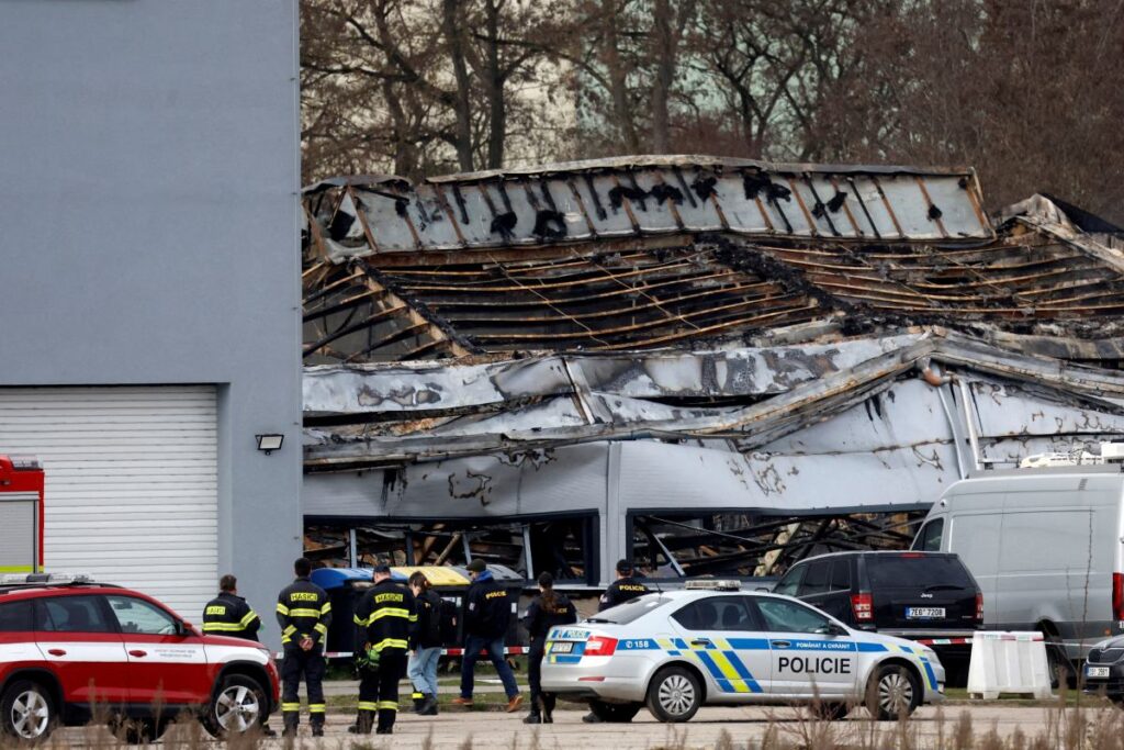 cek cumhuriyeti nde savunma sanayi tesisi yangini teror suphesi ve guvenlik tedbirleri artirildi 54857