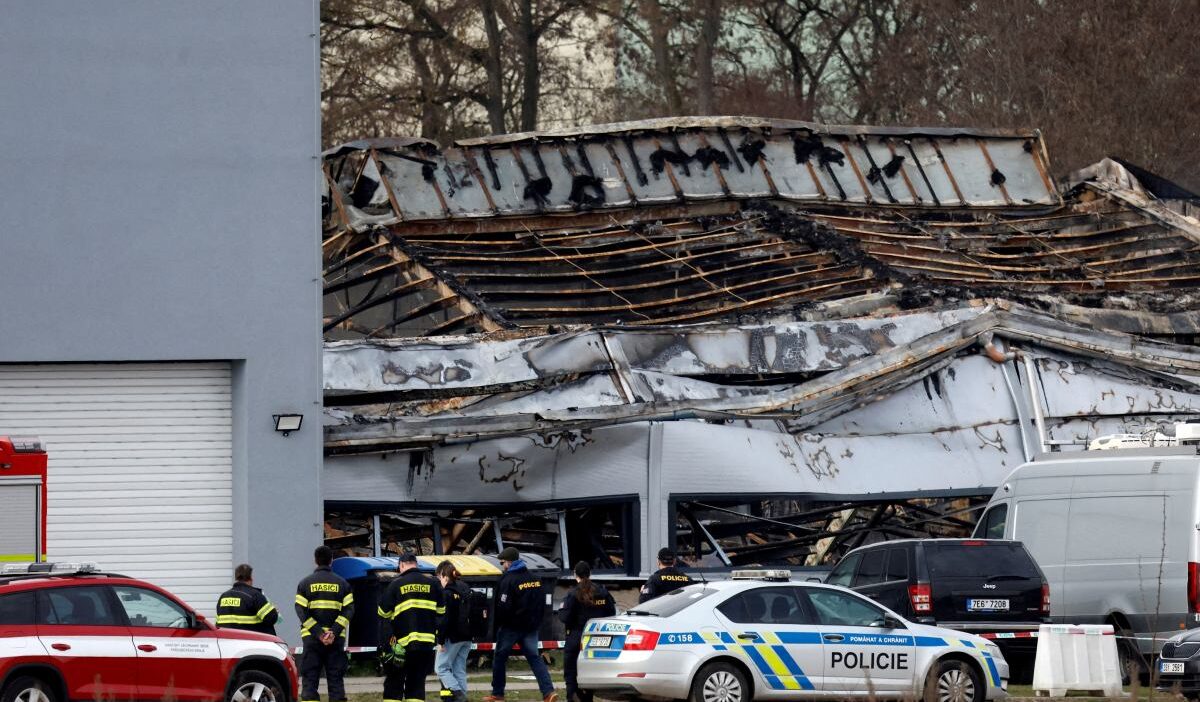 Cek cumhuriyeti nde savunma sanayi tesisi yangini teror suphesi ve guvenlik tedbirleri artirildi 54857
