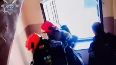 D da yasli adami kurtarma operasyonu polis memuru gazdan etkilendi 53812