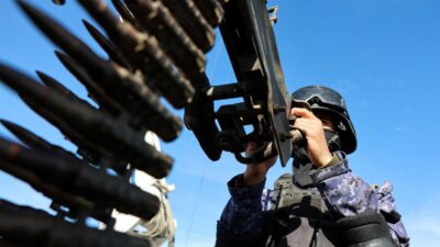 Huti i syani i ran ve hizbullah saldirilariyla es zamanli olarak i srail hedeflerine yonelik fuze ve i ha saldirisi duzenledi 56527