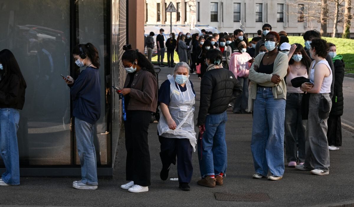 I ngiltere de meningokok b salgini i ki olum ve yaygin asilama calismalari 52654