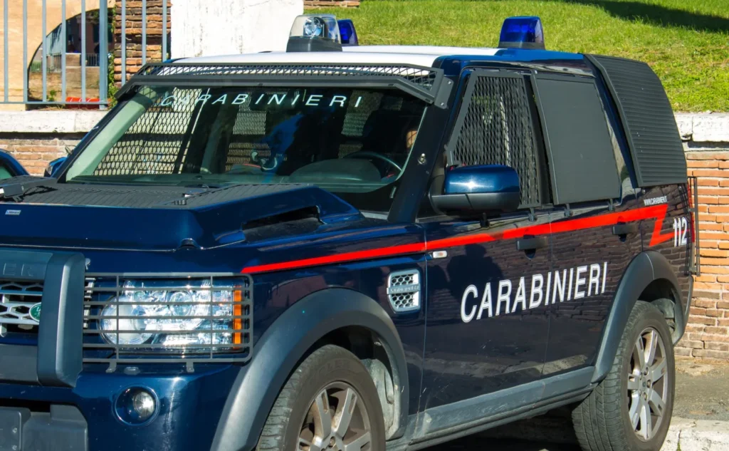 i talya da hirsizlar karabinierlerin merkezine sigindi 56365
