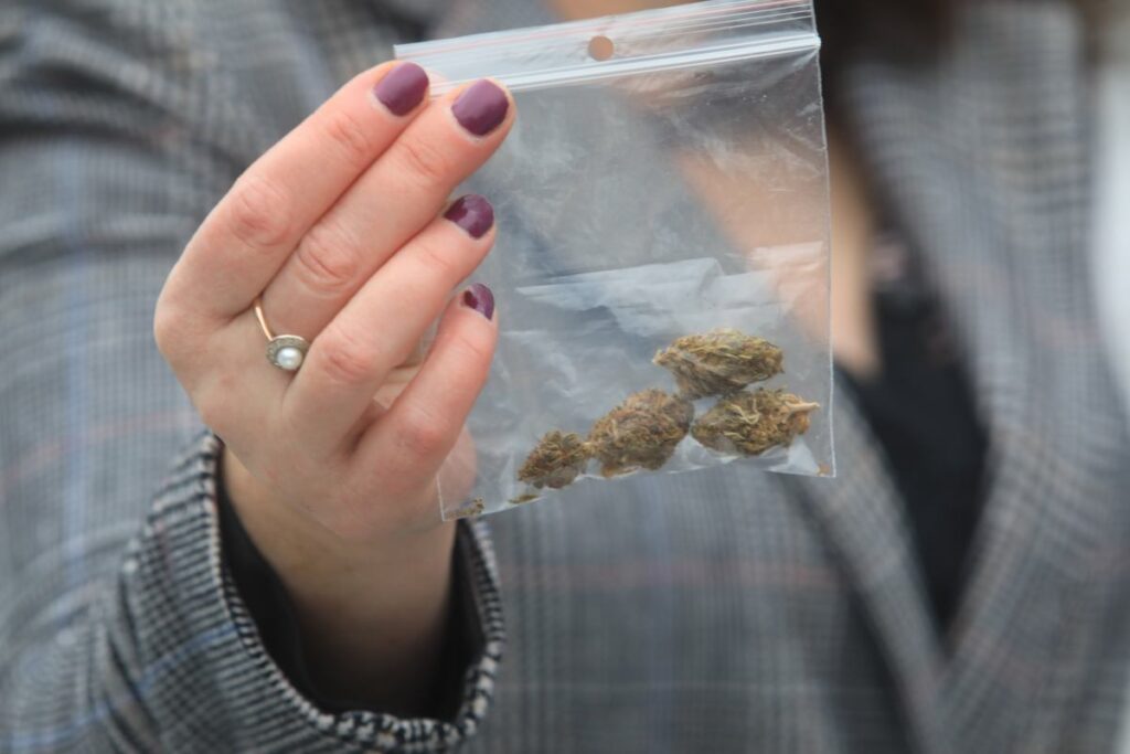 kannabinoidlerin psikiyatrik bozukluklar uzerindeki etkisi arastirildi klinik deneyler belirgin bir fayda gosteremedi 54860