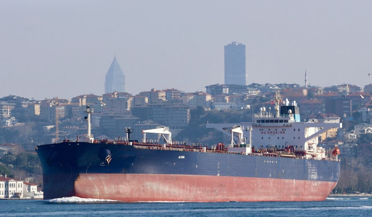 Karadeniz den yola cikan tanker i stanbul bogazi yakininda saldiriya ugradi 55465