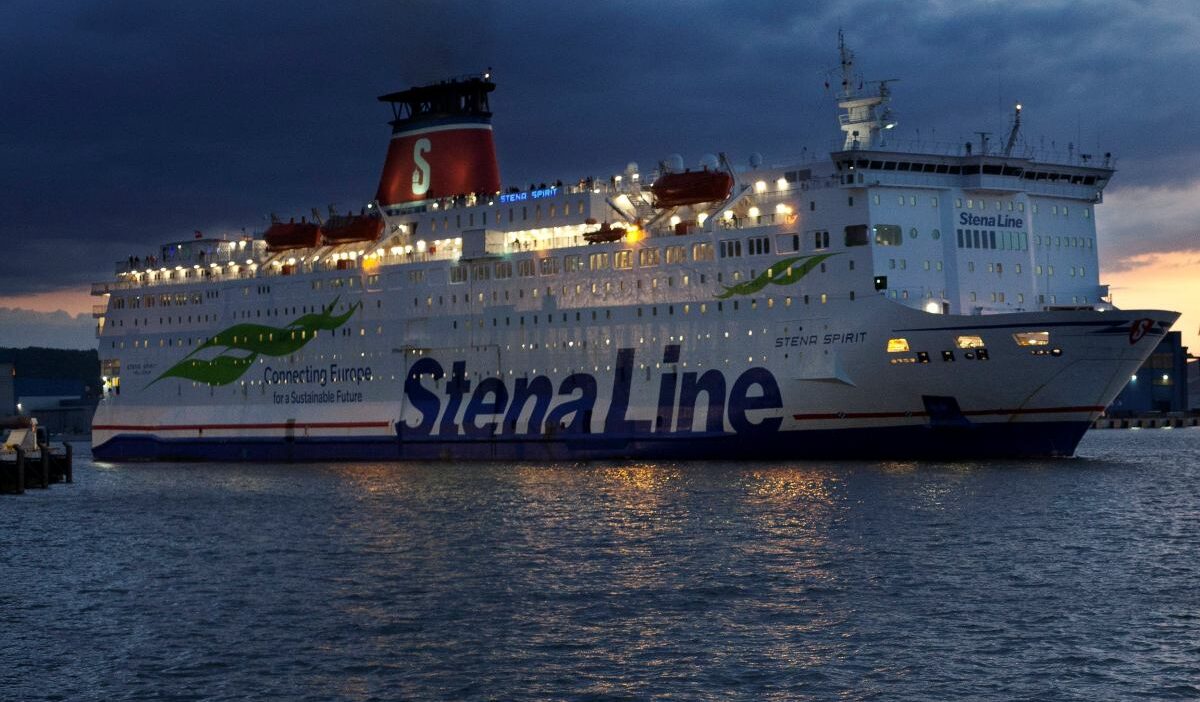 Karlskrona limanı'nda bekleyiş sürüyor: stena line feribotunda yolcular mahsur kaldı 1 Karlskrona limani nda bekleyis suruyor stena line feribotunda yolcular mahsur kaldi 55993