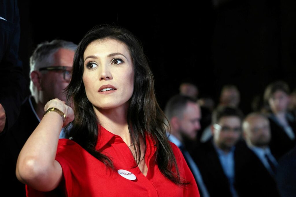 konfederasyon partisi nde avrupa parlamentosu grubu degisikligi ve disiplin cezasi 55262