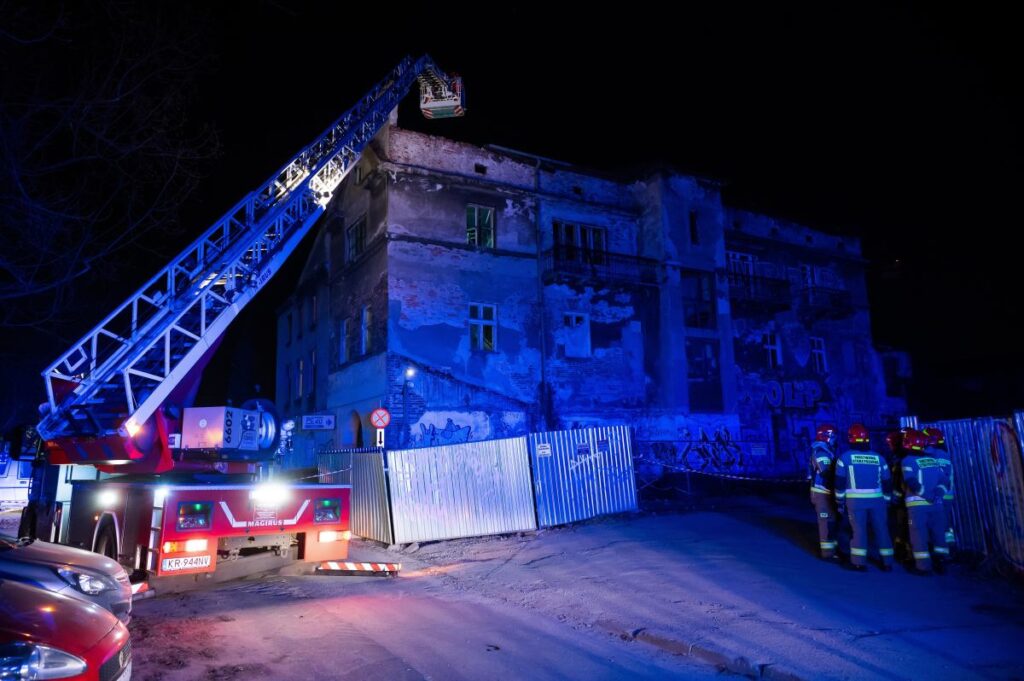 krak w da terk edilmis binanin catisi cokutu arama kurtarma calismalari tamamlandi 51574