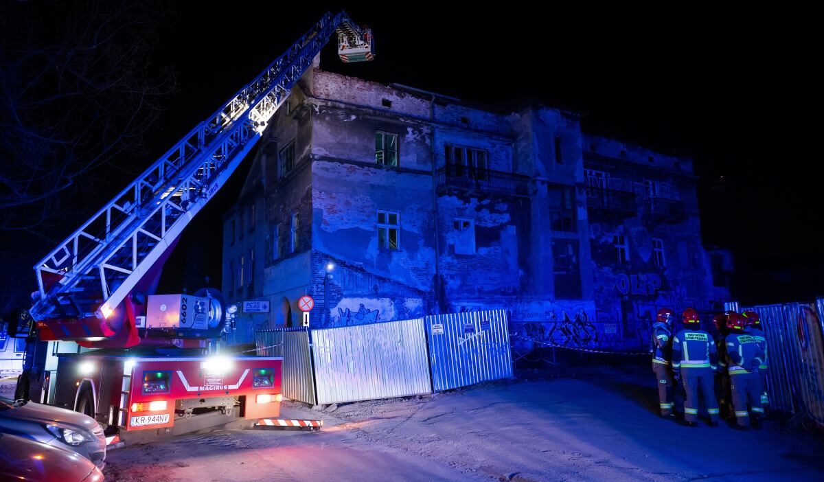 Krak w da terk edilmis binanin catisi cokutu arama kurtarma calismalari tamamlandi 51574