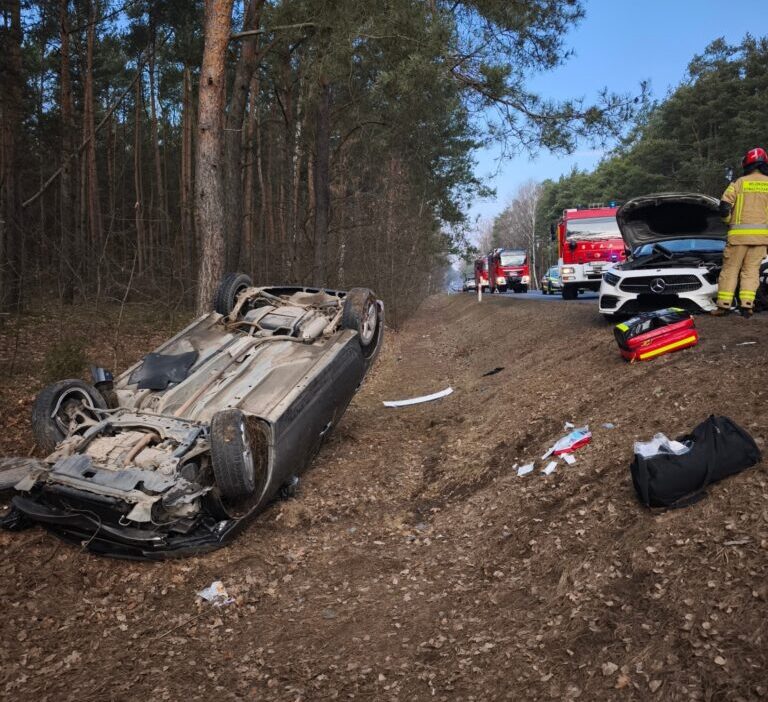 Legionowo da mercedes ile honda carpisti honda devrildi ve sarambole yuvarlandi mercedes surucusu uyusturucu testi pozitif oldugu icin gozaltina alindi 50613
